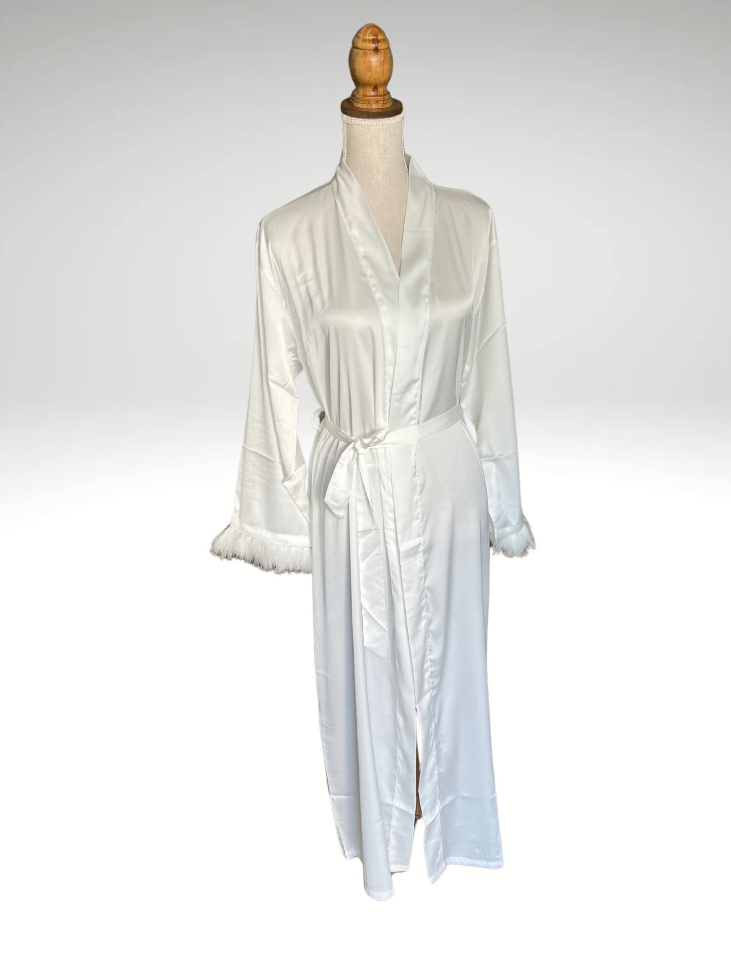 Kimono en satin avec plumes (1005)