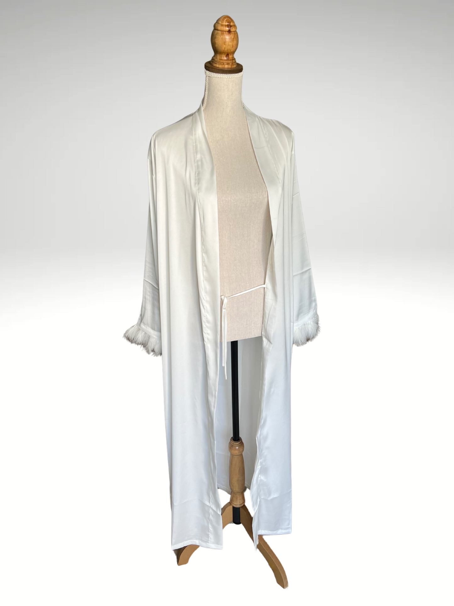 Kimono en satin avec plumes (1005)