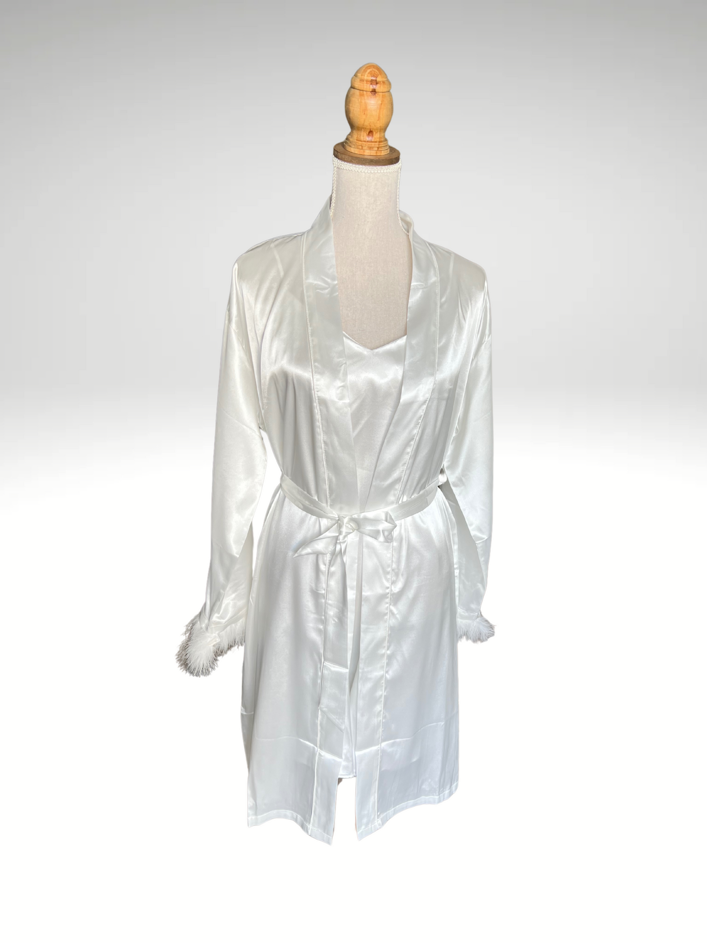 Pyjama en satin 2 pièces avec plumes peignoir mi long et nuisette (165)